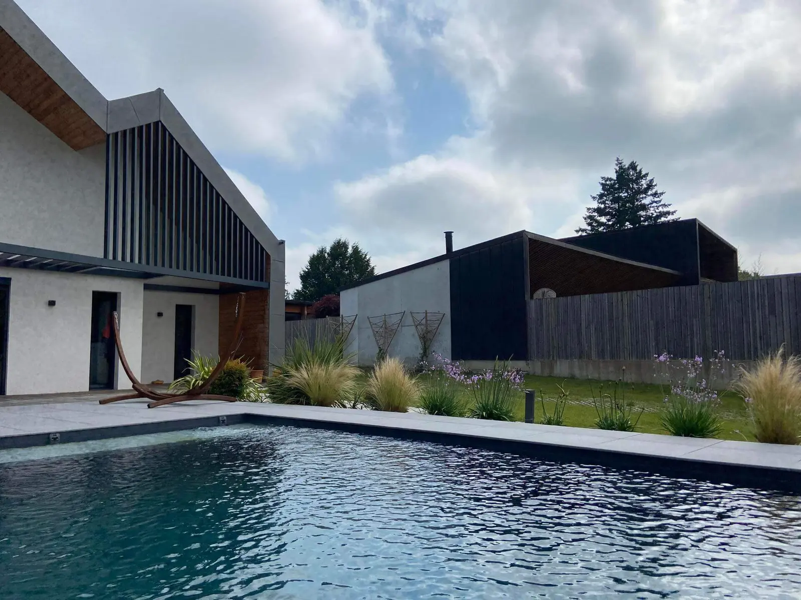 Piscine et son jardin aménagé, réalisation Aux Jardins d’Elisa