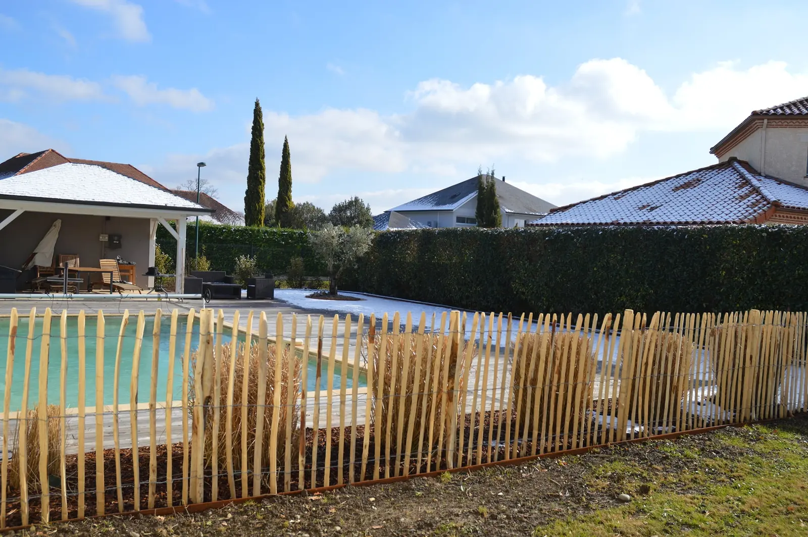 Clôture en ganivelle de châtaignier autour d’une piscine